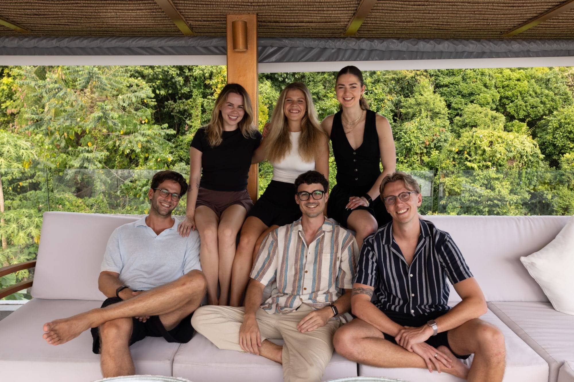 Das Team von Scripe auf einem Sofa auf einer überdachten Terrasse